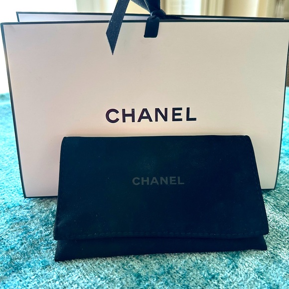 UNISEX NWOT CHANEL WHITE GIFT BAG WITH BLACK CHANEL LIKE SUEDE POUCH AUTHENTIC - Picture 3 of 7